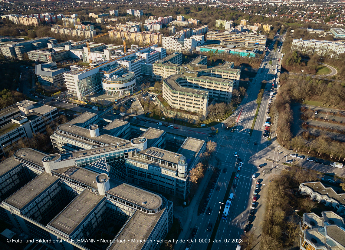 07.01.2023 - Luftbilder vom Plettzentrum mit Montessori Schule in Neuperlach